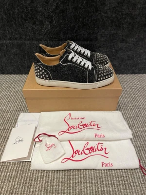 Christian Louboutin skor  - Hej, säljer nu dessa svin snygga Loubs skor. Skorna är i extremt bra skick!  Begränsat antal boxar och dustbag. Hör av dig vid frågor. 