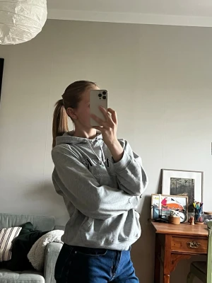 Grå hoodie med tryck - Mysig grå hoodie från NEWPORT Pacific Racing. Barnstorlek så lite kort i ärmarna men snyggt croppad. Äkta Vintage och väl älskad!