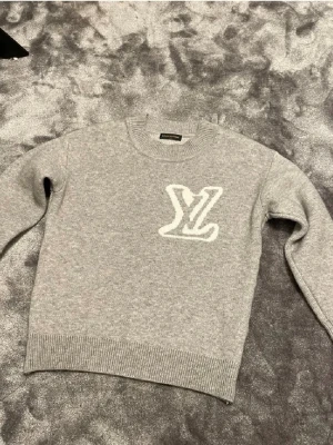 Knitted sweater - Helt ny aldrig använd! Tjockt material. Skriv vid frågor om pris eller vara!