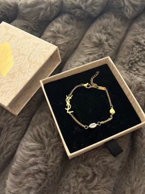 Armband! - Köpte denna på marknad i Spanien, men insåg att det var onödigt köp för har redan för många armband. Så säljer vidare😊