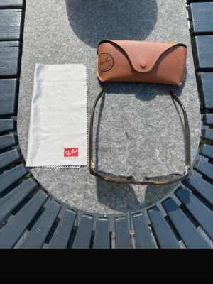 Ray-Ban New wayfarer tortoise  -  Ray-Ban New Wayfarer i modellen tortoise. Storlek 58. Mer eller mindre helt oanvända, ser ut att vara helt i nyskick! Kommer med originalfodral i brunt läder och putsduk. Kontakta oss för mer information och bilder!