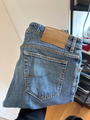 Jacob cohen bard 32 - Säljer dessa jacob cohen jeans. Modell: bard. Size:32. Längd:96cm. Midja:44cm. Bra skick. Nypris:5200kr. Hör av dig vid frågor eller funderingar 💯