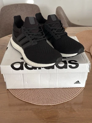 Adidas Ultraboost 1.0 - Adidas Ultraboost 1.0, Skick: 10/10 – helt oanvända, kommer med originalbox. Vid frågor eller intresse, skicka gärna ett DM.