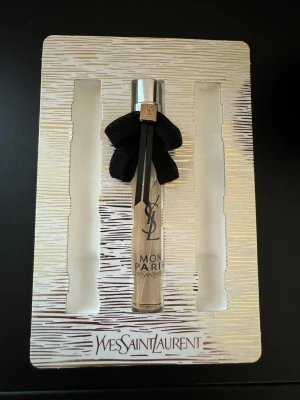 Ny! Yves Saint Laurent Mon Paris parfym YSL - Ny! Yves Saint Laurent Mon Paris Eau de Parfum 10 ml. Skickas/hämtas utan originallåda men sitter i behållaren som visas på bilden. 