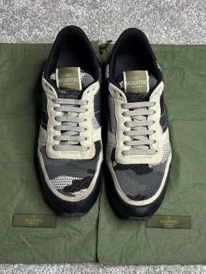 Valentino Rockrunners - Valentino Rockrunners| Storlek: 42,5| Skick: 9/10| Vad ingår? Två dustbags!| Pris: 1399kr| Priset går alltid att diskutera😊