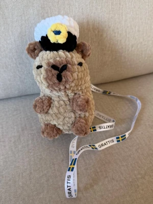 Virkad capybara - Virkat studenthänge med en capybara💛💙