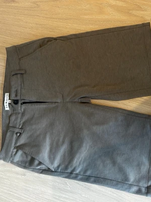 Gråa golf shorts - Jag säljer ett par gråa golf shorts. De är använda få gånger och är riktigt sköna. 