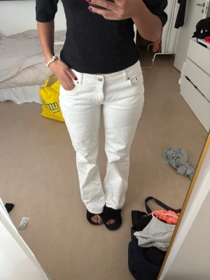 Vita raka jeans med låg midja  - Nakd modellen jeans med låg midja 