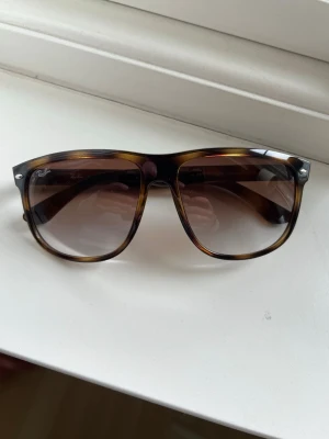 Ray-Ban Boyfriend solglasögon  - Säljer ett par sköna RB4147 brillor! | Mycket fint skick utan defekter! | Storlek 60:15. | Utan fodral. | Ställ gärna frågor innan du köper!