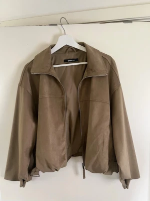 Gina tricot bomber jacka - Säljer denna bomber/mocka jacka som heter ”Faux suede high neck jacket” och är slutsåld på ginas hemsida, säljer då jag köpte fel storlek😊😊