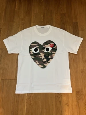 Vit Comme des Garçons PLAY t-shirt - Helt ny, priset kan diskuteras 