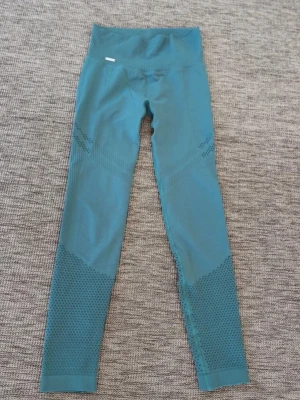 Turkosa seamless leggings Aim'n - Snygga turkosa seamless leggings från Aim'n med hög midja och ribbad linning. Storlek xs, mycket sparsamt använda