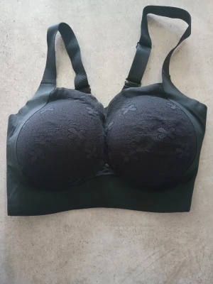 Svart vadderad bh med blommönster x 2 - 2 st vadderade bh i strl XL. Tvättade, den ena provad och den andra helt oanvänd. 
