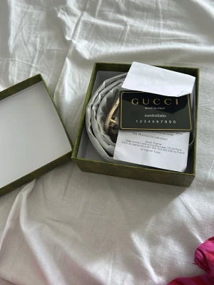 Gucci bälte - Snyggt bälte från Gucci med klassiskt spänne i guld. Kommer i originalask med tillhörande certifikat. Perfekt accessoar för att lyfta din outfit med en lyxig touch. Den är 115 CM storlek.