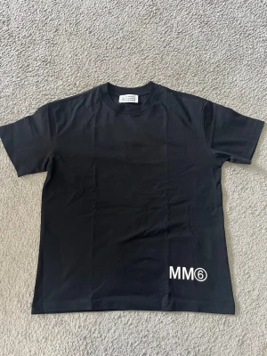 Maison Margiela T-shirt - En otroligt fin, oversized Maison Margiela tröja med tryck på ryggen och ett jättefint material i 100% bomull. Kontakta vid frågor!