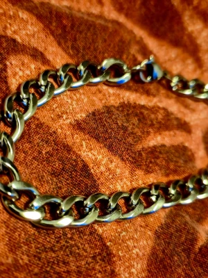 Kedjearmband i silver - Snyggt armband med grova länkar i silver. Kedjan har en klassisk design med blanka, platta länkar som ger ett stilrent och modernt intryck. Perfekt accessoar för att lyfta din outfit.