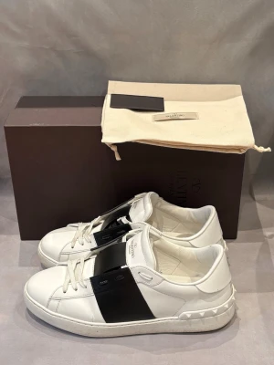Valentino Opens svarta - Svarta valentino opens | Size - 42.5 | Skick - 9/10, mycket bra | Liten defekt på insidan av skon | Box och dustbag medföljer | Äkta | Hlr av er vid frågor eller funderingar 