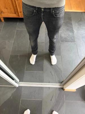 Dondup George  - Svarta dondup med go tvätt, personen på bilden är 183 cm och väger 70. Storlek 29 men väldigt stora för sin storlek. Hör av dig vid funderingar!