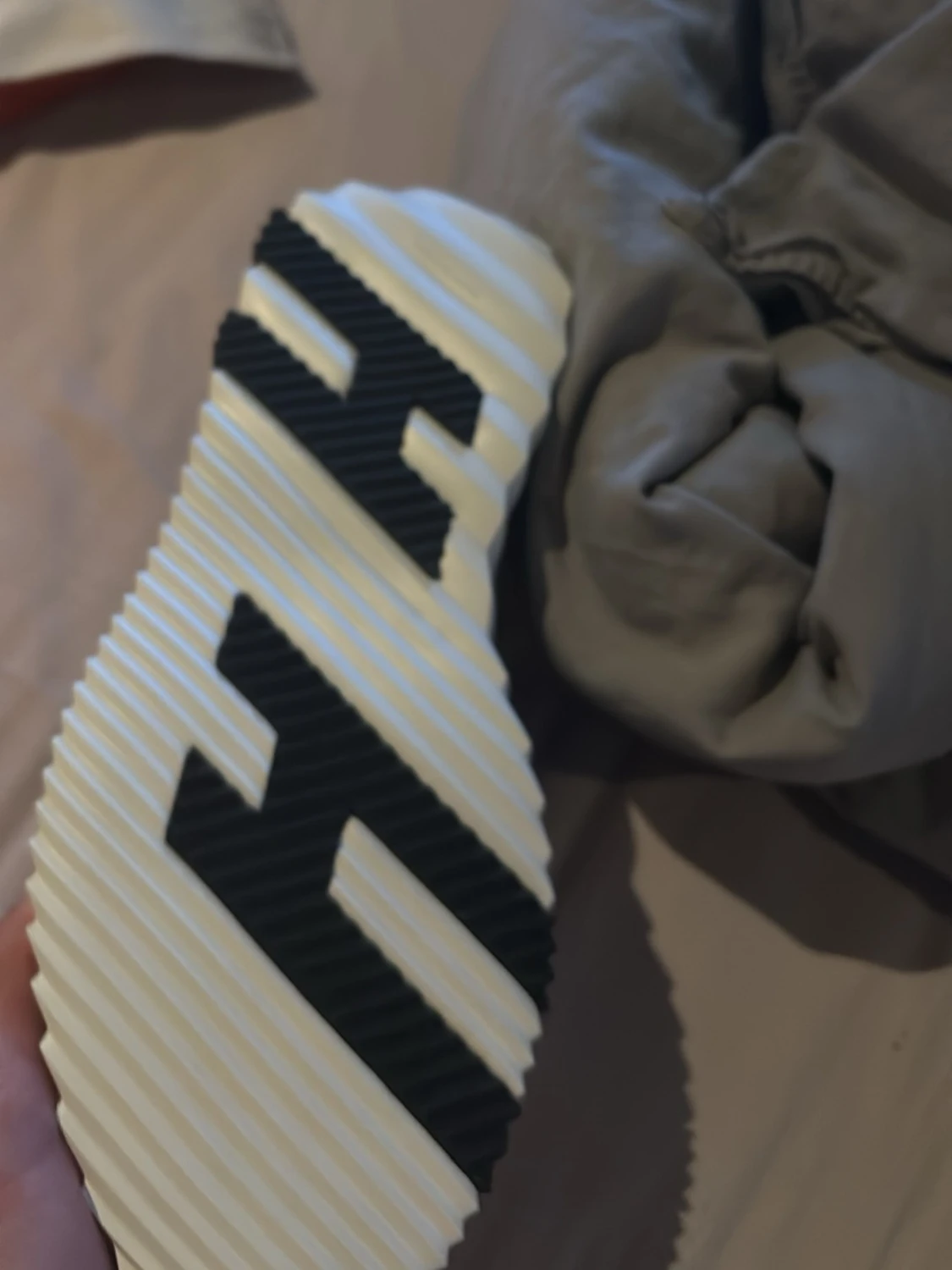 Grå sneakers med vit sula - 2