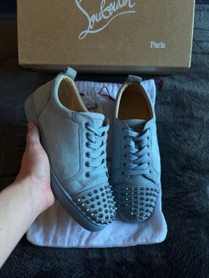 Christian Louboutin Baby Blue| 42,5 - ‼️Tar bud‼️Christian Louboutin Baby Blue| Skick: 8,5/10 Använda 3-4 gånger| Storlek 42,5 Passar 43 (28CM)|OG finnsBox, dust, nitar, dust till nitar Begränsat antal boxar och og finns så var snabba OG medföljer vid bestämt mellan säljare och köpare (vid fullpris eller överenskommelse)| | Pris är diskuterbart| Väldigt svåra att få tag på slutsålda för 10000kr på andra hemsidor|| Slå en pling vid fler frågor| Sell.ArchiveSS