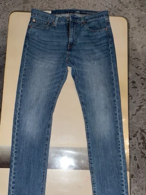 (W31  L34) 510 Levi's blå raka jeans - Säljer för dom passar inte använt bra ingen skada eller problem överhuvudtaget med jeansen Klassiska blå jeans från Levi's med rak passform och fem fickor. Jeansen har en snygg tvättad look och är tillverkade i slitstark denim. Perfekta för en avslappnad stil och passar till det mesta i garderoben.