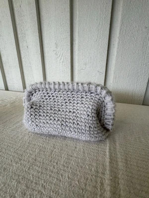 Grå clutch  - Grå liten handvirkad clutch! 