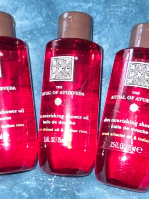 Rituals Ayurveda duscholja 3 × 75ml - 3 × 75 ml ,Ultra nourishing shower oil från Rituals The Ritual of Ayurveda med sötmandelolja och indisk ros. Kommer i en röd plastflaska med brunt lock, 75 ml. Perfekt för dig som vill ha en lyxig duschupplevelse med vårdande ingredienser. 