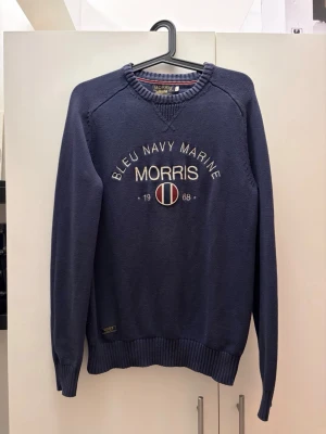 Marinblå tröja från Morris - Snygg marinblå tröja från Morris med broderad text. Extremt bra skick inga märken ingeting. Stilren och bra till en sommarkväll. Storlek S!                                         Hör av er vid frågor//Mion