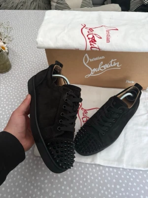 Christian Louboutin skor herr  - Hej! Säljer mina Louboutin skor i storlek 39,5 men passar 40, 40,5 dom är i det skick som syns på bilderna😊 Självklart är dom äkta! Skriv om du har några funderingar eller frågor! 