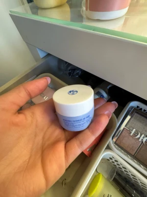 W7 Overnight Lip Mask blå - W7 Overnight Lip Mask är ett återfuktande läppbalsam i en liten rund burk. Balsamet har en ljusblå färg och kommer i en vit plastförpackning med blå text och logga på locket. Perfekt för att ge läpparna extra fukt under natten.