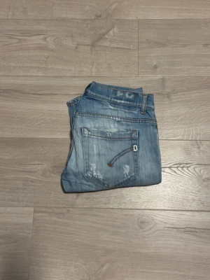 Dondup jeans - Riktigt schyssta dondup jeans för ett väldigt schysst pris: 549kr prutbart, storlek 31. Skriv för mer information. Skick: 8/10