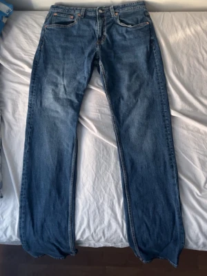 Mörkblåa regular jeans - Säljer ett par mörkblåa slimmy jeans. Jeansen är i  storlek 34 W och 34 L , Perfekta för en avslappnad och clean stil. Materialet är i en skön denim så dem är sköna att ha på sig hela dan. Hör av dig om du har frågor!