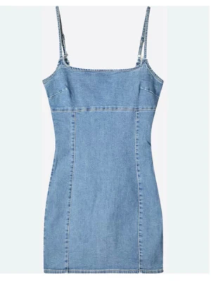 Ljusblå jeansklänning med smala axelband - Jättefin jeansklänning ifrån bershka, i storlek S men passa helt klart xs. Tror ej den går att köpa längre, inga defekter och den är använd några gånger