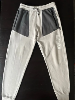 Hoodrich sweatpants storlek M - Säljer ett par vita & gråa mjukisbyxor från Hoodrich storlek M