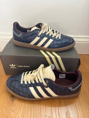 Adidas x Wales Bonner blå sneakers - Hej 👋 jag säljer dessa fetta skor! De har ingen defekt och är i bra skick! Box och nya snören ingår