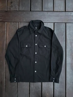 Chrome Hearts Workjacket  - Storlek M                                                                           Passar även S                                                                   Mycket sällsynt                                                               Otroligt unik                                                                     Pris ej hugget i sten :) 