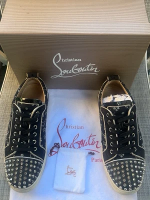 Christian Louboutin Sneakers - Skick 8/10, ingår: skor,box,dustbag,extra spikar.| Nypris: ≈ 9000kr beronde på val av hemsida.| Självklart äkta. Vid intresse/frågor Dm🤝.