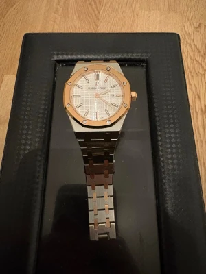 Klocka  - inte skräp klocka som du ser här, 2 tone rose gold/stainless steel quartz, kommer med extra länkar, den är liten typ 31-34mm (rep)