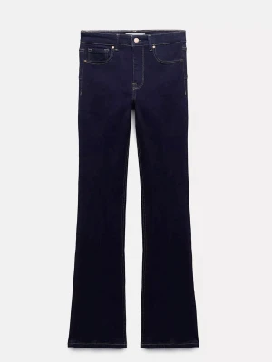 Mörkblå bootcut jeans från Zara - Säljer ett par mörkblå bootcut jeans från Zara med klassisk femficksmodell och kontrastsömmar. Jeansen har medelhög midja och utsvängda ben, vilket ger en snygg retrovibe. Tillverkade i stretchig denim för extra komfort.