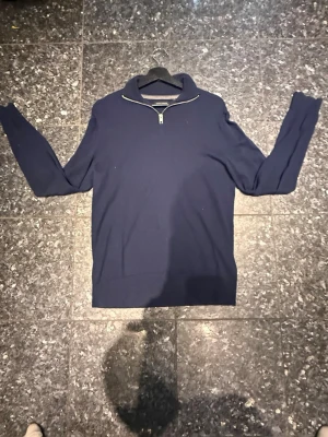 Mörkblå halvzip tröja Jack & Jones - Mörkblå långärmad tröja från Jack & Jones med halvzip och hög krage. Tröjan är enkel och stilren, perfekt för lager på lager och har en mjuk känsla. Passar till både jeans och chinos för en clean look. Dm för mer info. Inte ink frakt