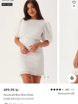 Vit kort klänning med rosett Bubbleroom - Vit klänning från bubbleroom den är helt ny och inte andvänds utan att testa på en gång. 