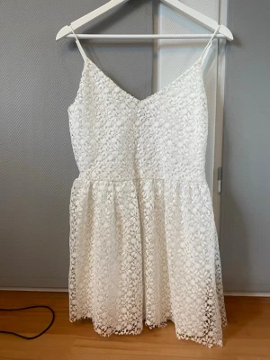 Vit spetsklänning  - Säljer en vit spetsklänning från Vero Moda. 