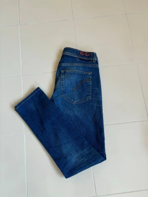 Otroliga stentvättade Dondup George jeans w33 - Superfina snygga eleganta och eftertraktade Dondup jeans i w33 nyare model (42 cm breda och 103 cm total längd). Sjukt schyssta som nya och inga hål eller fläckar! Tveka inte vid minsta fråga eller fundering och pris ej hugget i sten.
