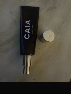 Caia Cape town - Caia cape town. Liquid bronzer. Endast testad på handen.