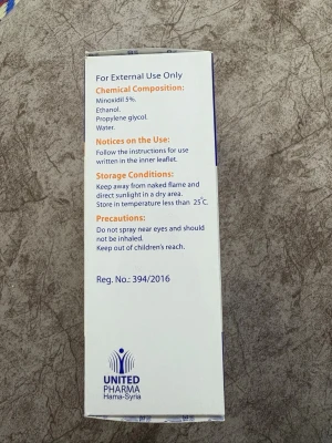Hair Again hårbottenspray - Hair Again Scalp Dermal Solution från United Pharma är en hårbottenspray med 5% minoxidil, etanol, propylenglykol och vatten. Produkten kommer i en blå och vit förpackning och används för extern applicering på hårbotten.