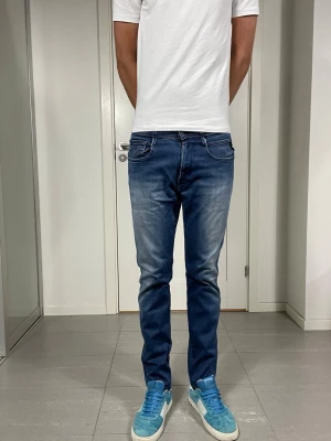 Replay Anbass Jeans - Säljer nu dessa Replay Anbass Jeans, W31 o L32 med mått ca 38 o 103 cm. skriv för fler bilder/frågor🙌🏼