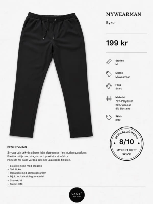 Svarta byxor från Mywearman - Svarta byxor från Mywearman med rak passform, elastisk midja och dragsko. Byxorna har praktiska sidofickor och är gjorda i ett mjukt och stretchigt material av polyester, viskos och elastan. Perfekta för en avslappnad och stilren look.