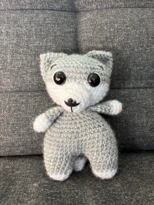 Liten räv - Liten söt räv. Var en prototyp i början men som gärna vill ha ett nytt hem. Ca 15cm