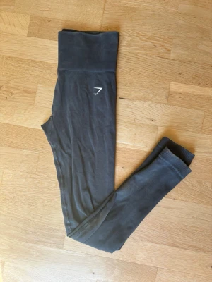 Träningstights Gymshark - Knappt använda träningstights från gymshark i en mörk grön/ teal färg. Sitter stadigt på plats! Skriv vid frågor🥰