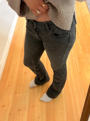 Svarta bootcut jeans - Snygga svarta bootcut jeans. 